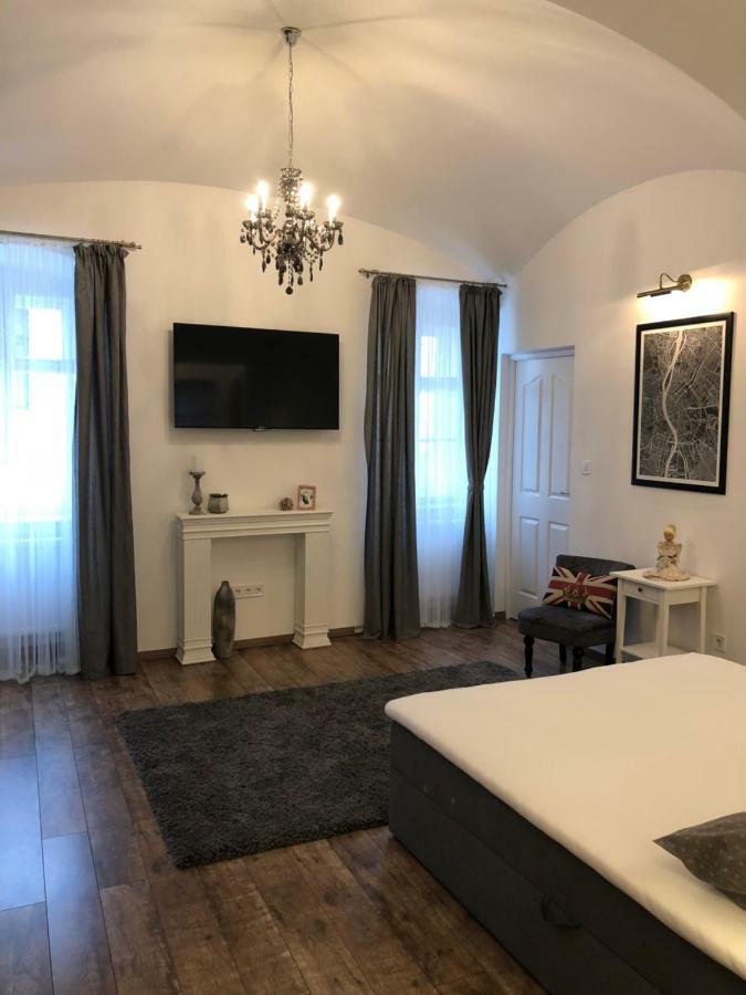 エゲル Frank Apartman Deluxeヴィラ エクステリア 写真